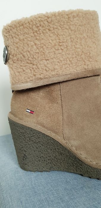 Tommy Hilfiger botki na koturnie, skóra zamszowa