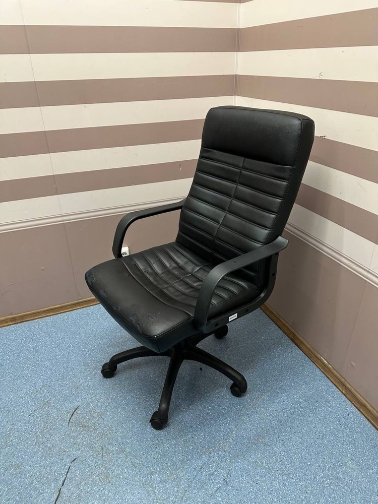 Крісло офісне Orman Tilt SPA чорне в хорошому працюючому стані