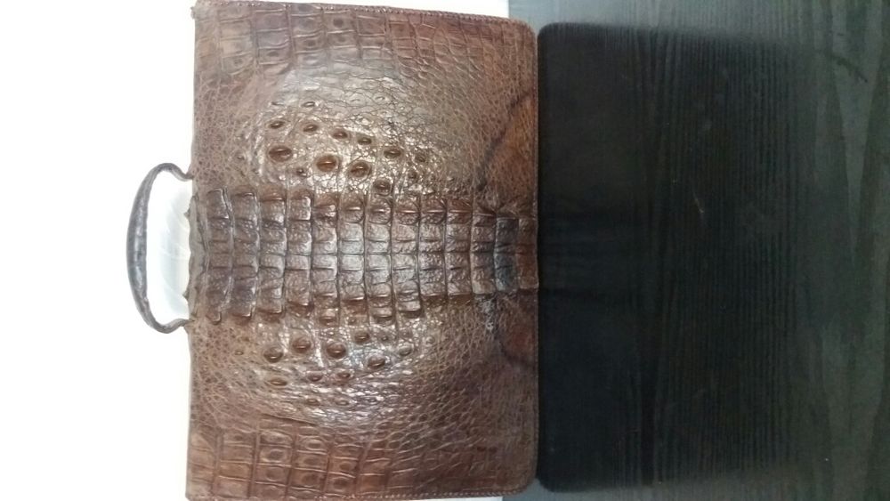 Портфель из кожи крокодила