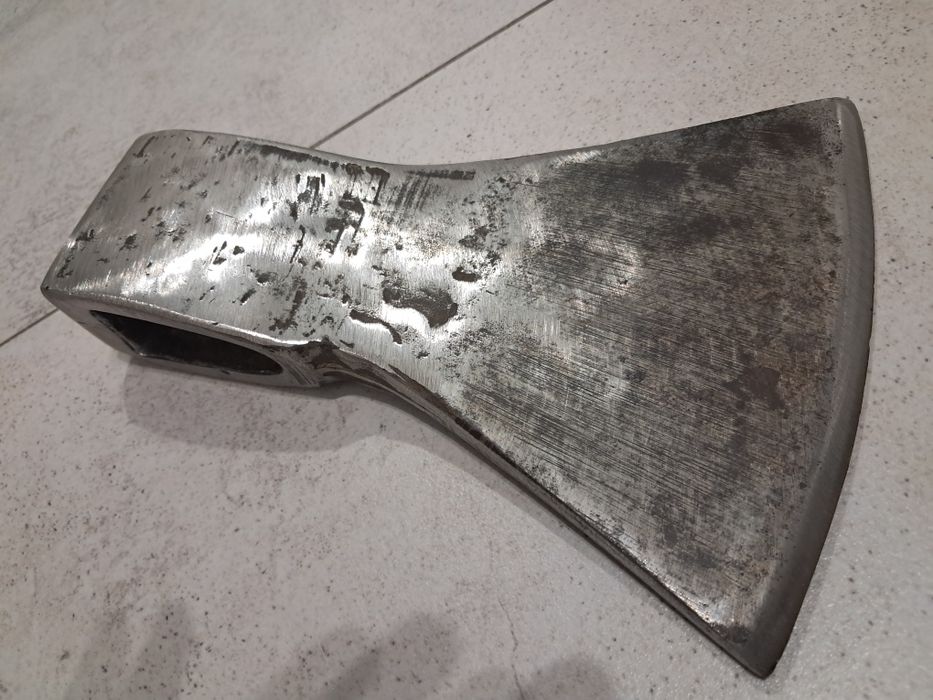 Stara sygnowana kłuta siekiera duża.