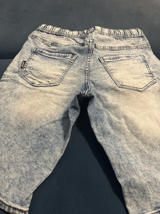 Krotkie spodnie jeansowe