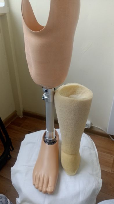 Протези для правої ноги, нижче коліна