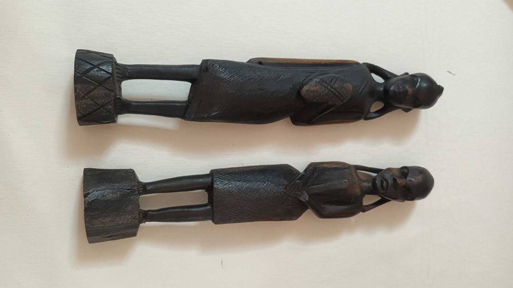 2 estatuetas em pau preto