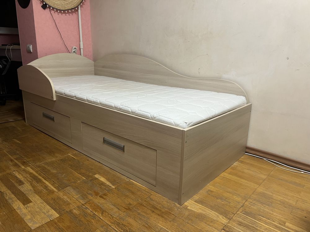 Ліжко полуторне з матрасом на ламелях