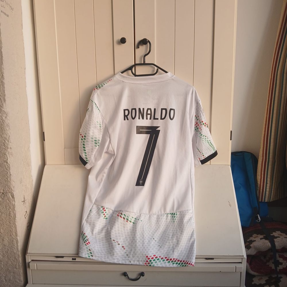 Camisolas Barcelona 30€ , PSG Messi 50€ , França 30 € e Portugal 45 €