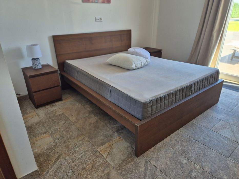 Cama casal com colchão e banquinhas de cabeceira