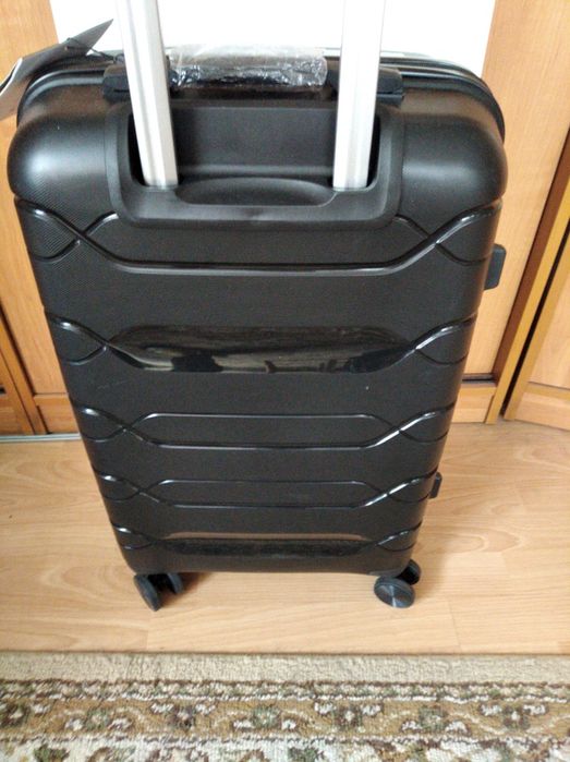 Walizka Puccini średnia czarna kółka szyfr wysuwana rączką 66-43-26