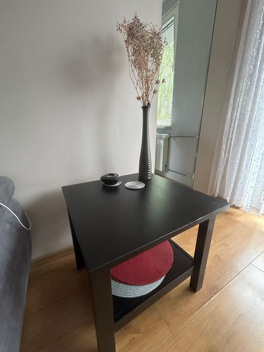 Mały drewniany stolik kawowy