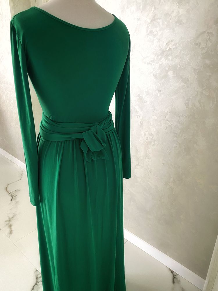 Дуже гарна сукня насиченого зеленого кольору!