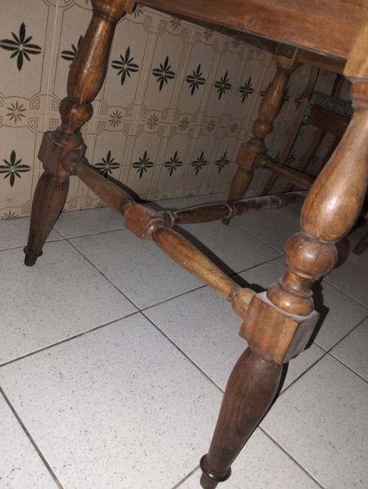 Mesa de jantar em madeira