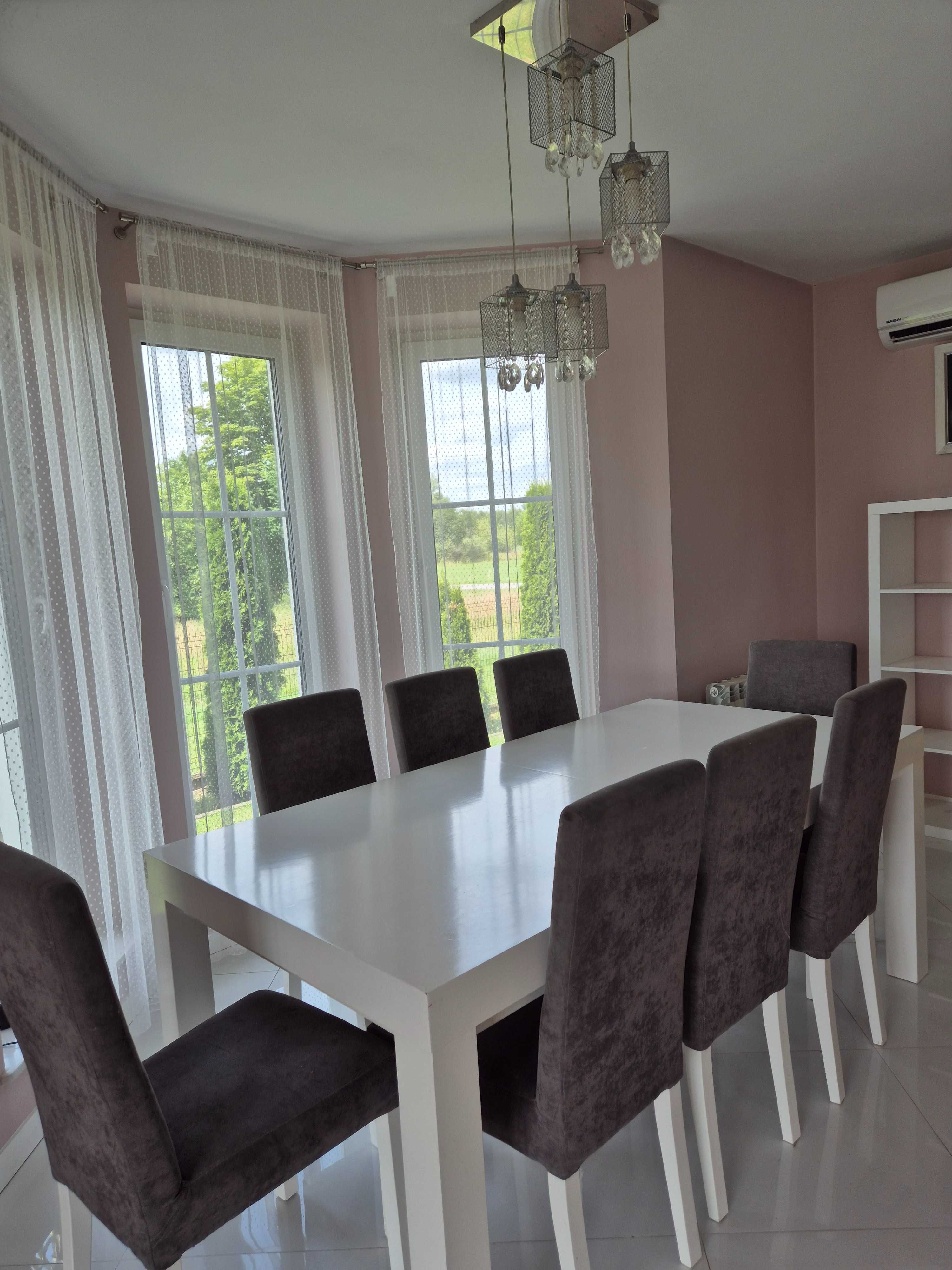 Stół rozkladany, 12 krzeseł, pianino