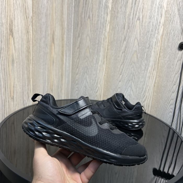 Продам оригінальні дитячі  кросівки Nike Revolution 6 ( 35р-22см)