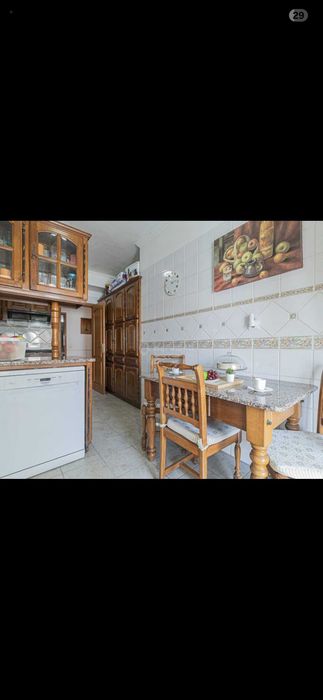 Mesa de cozinha com tampo em granito + 4 cadeiras em madeira