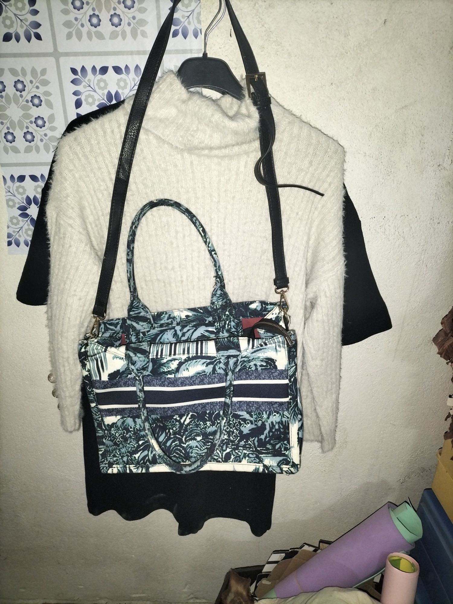 3 peças de roupa e malas usadas a 3 euros cada conjunto