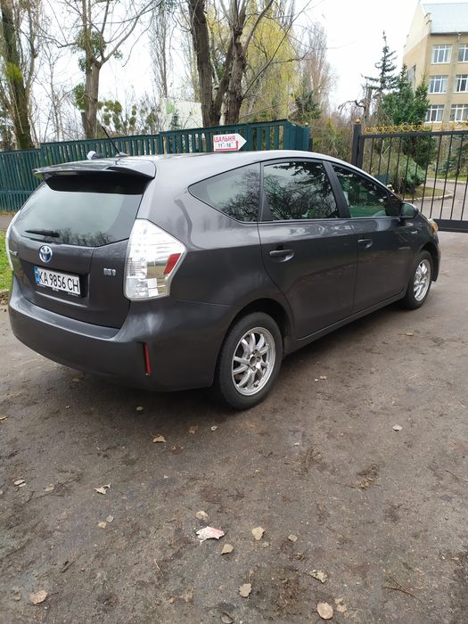 Toyota Prius V  Тойота Пріус