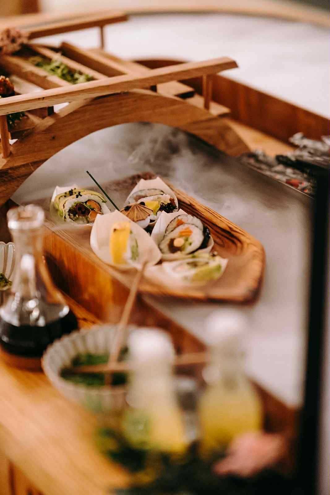 Mobilny Bar Sushi z Pływającymi Łódkami – Atrakcja na Wesele, Event,