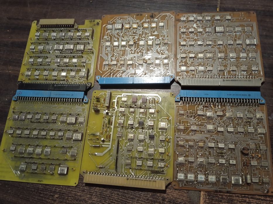 Запчастини до техніки плати.