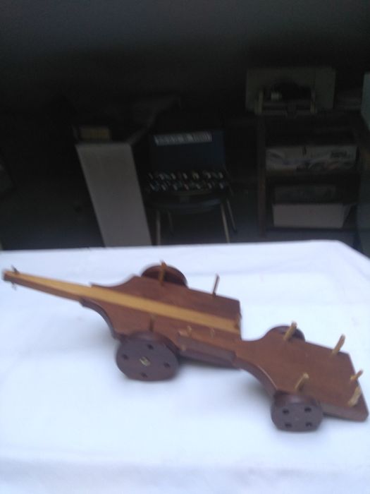 Dois porta garrafas, em madeira