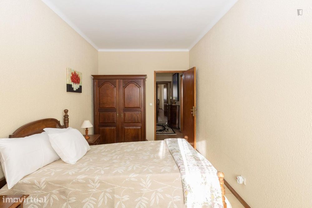 92537 - Quarto individual, em apartamento com 3...