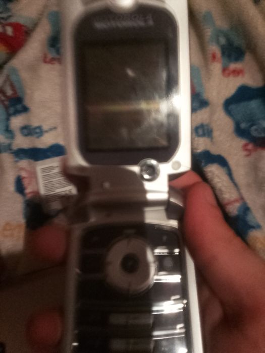Telefones antigos que funcionam e outros que não funcionam.