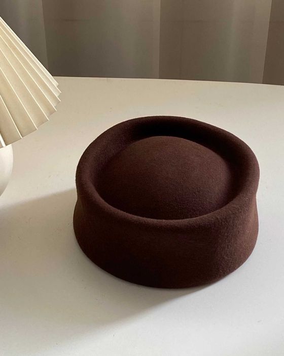 Капелюх таблетка з кгуглою тулією з вовни BELLE чорний