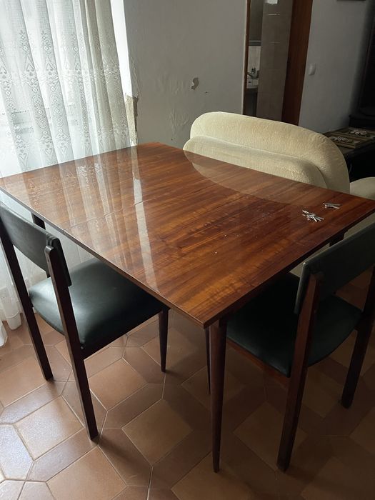 Mesa de sala  vintage com 4 cadeiras