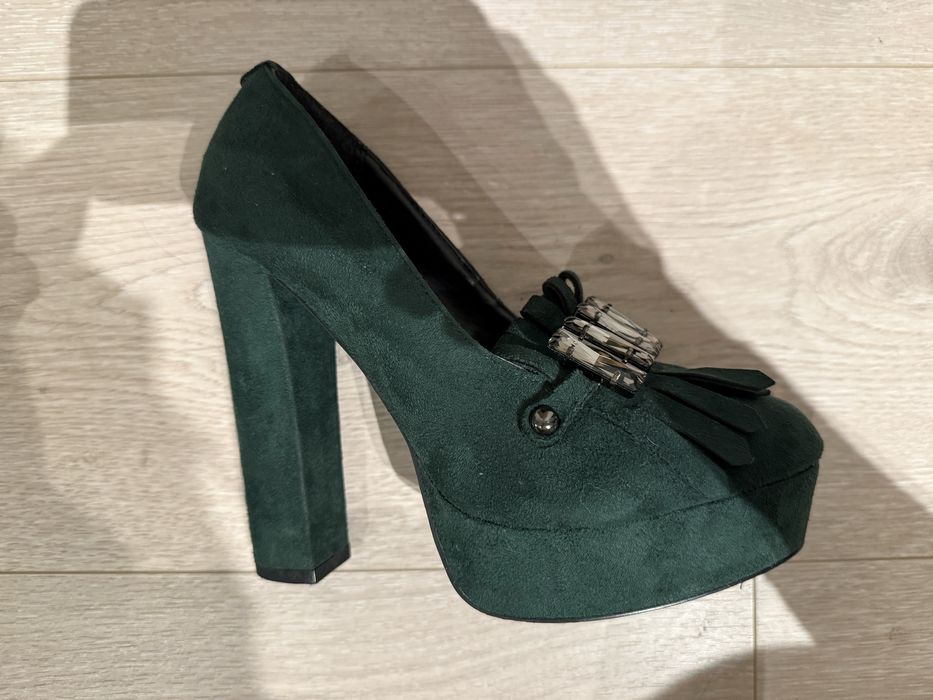 Buty na obcasie i konturnie Guess