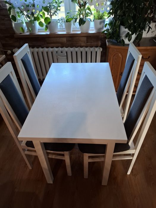 Sprzedam stół biały plus krzesła