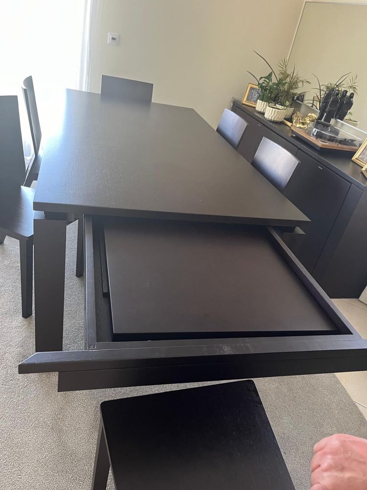 Mesa de sala de jantar com cadeiras