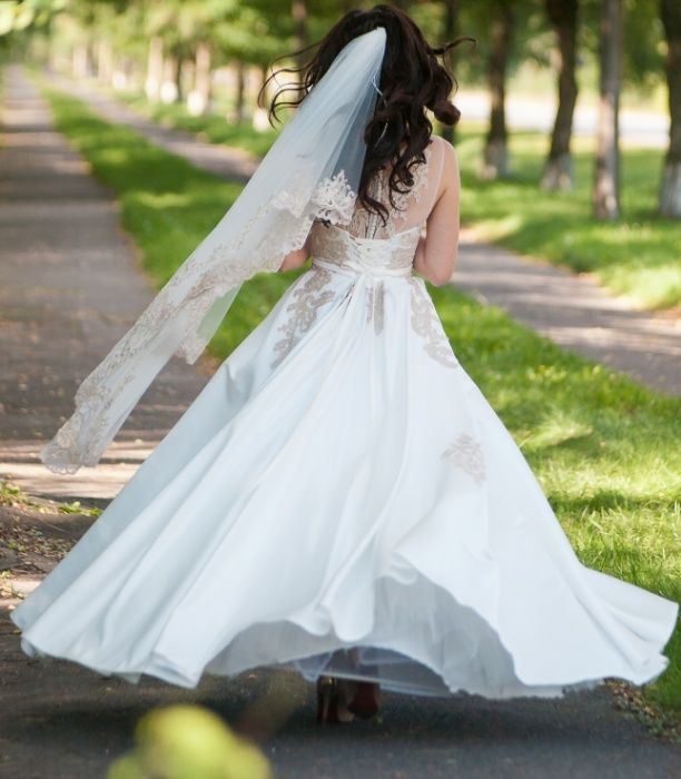 Вишукана атласна весільна сукня