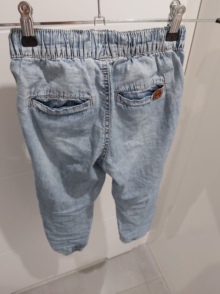 Spodnie jeansowe chłopięce ze SMYKA Cool Club jogger, denim 122 cm.