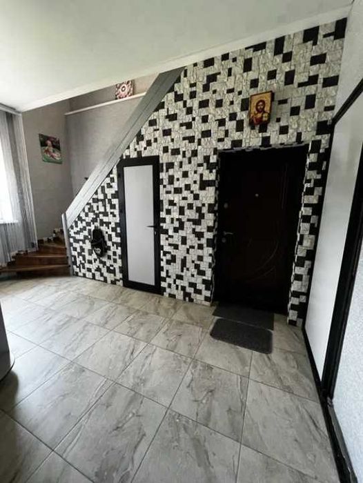 Пропоную до продажу двоповерховий будинок в центрі міста