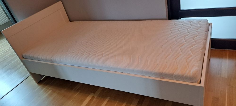 łóżko z materacem