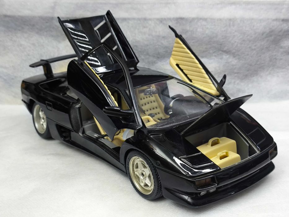 Модель Lamborghini Diablo (1990) 1/18 Bburago Italy