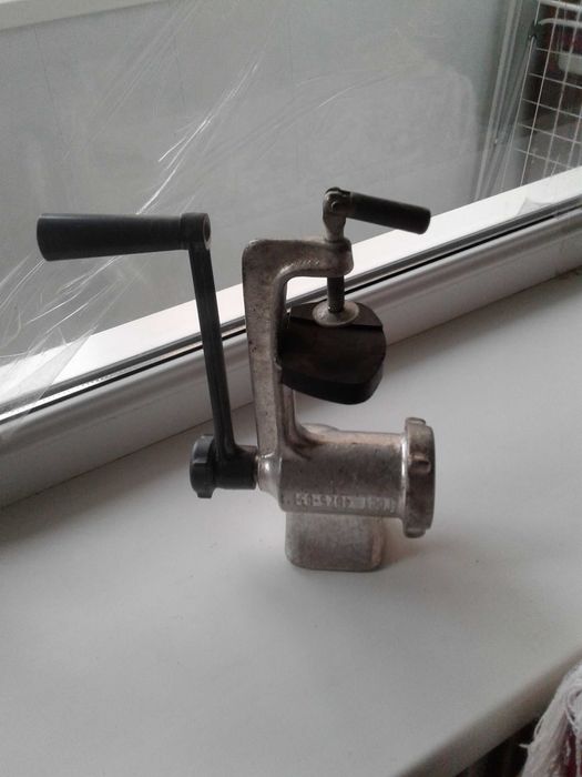 Мясорубка механическая ручная чугунная клеймо ссср винтаж