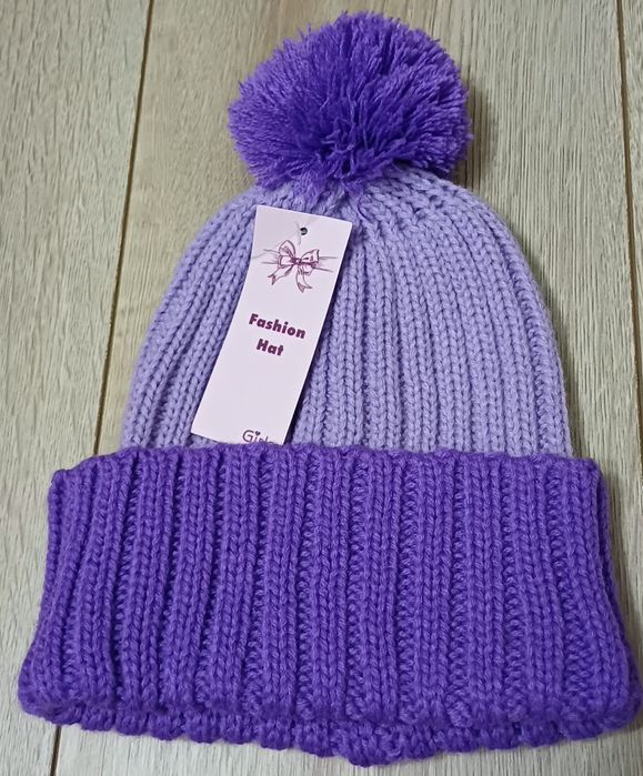 Вязаная шапка-бини фиолетового цвета с помпоном.