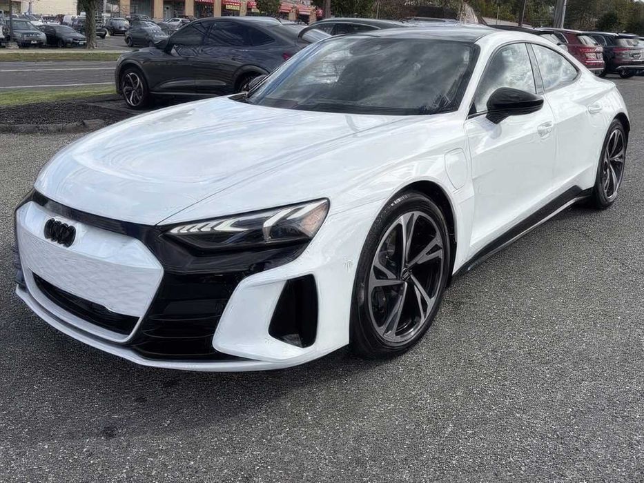 Audi e-tron      2023