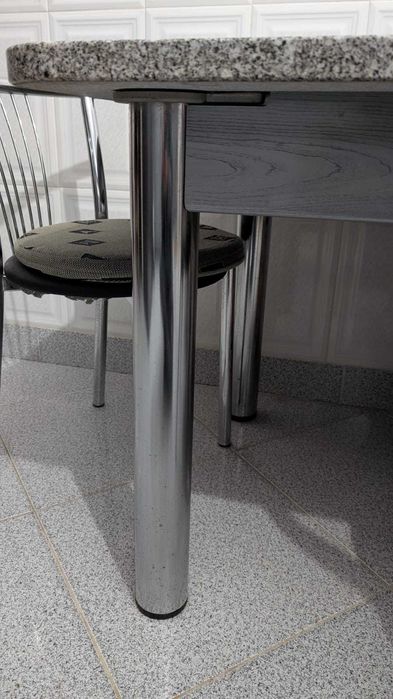 Mesa grande com tampo em granito+ 6 cadeiras