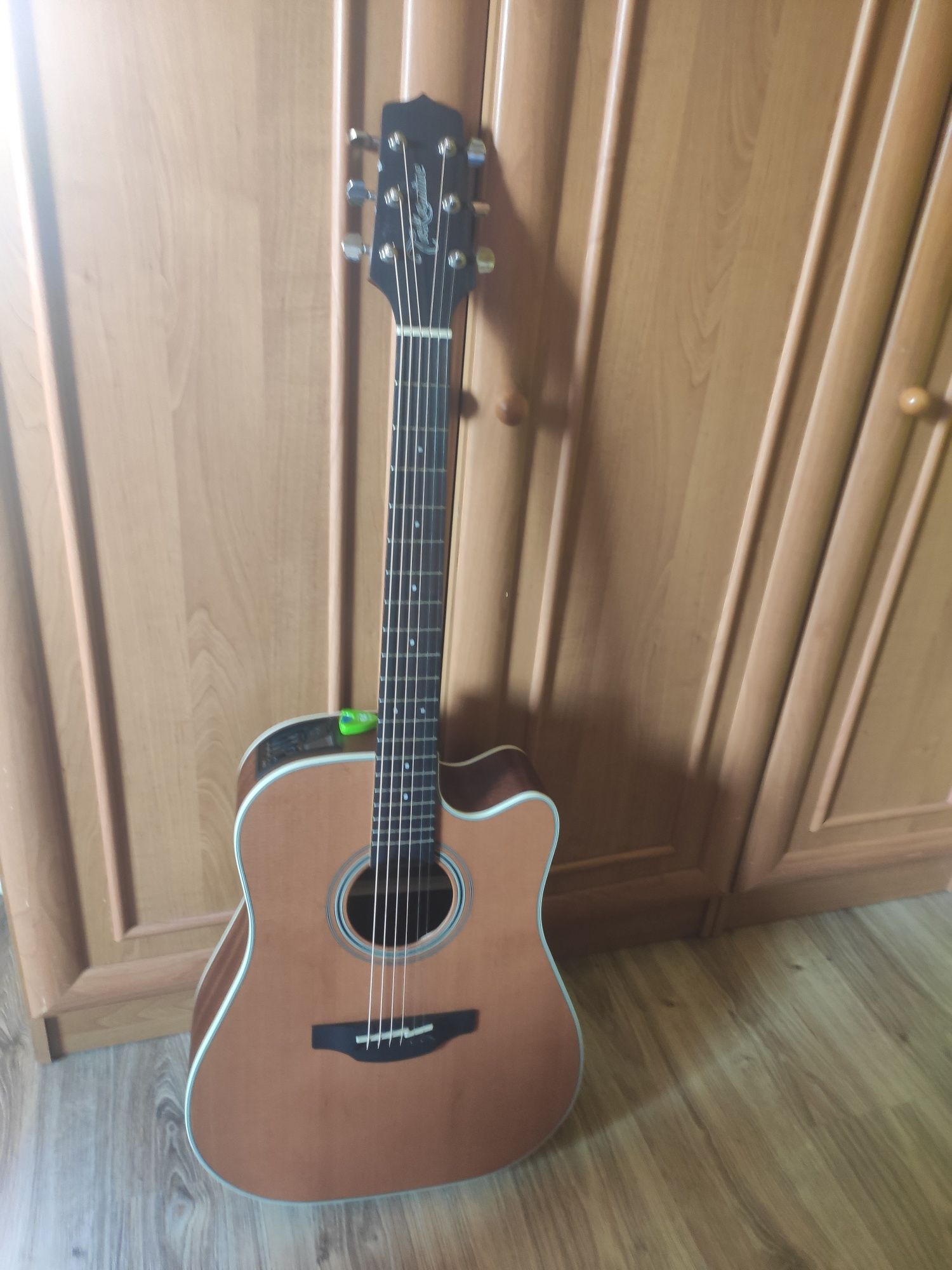 Gitara elektroakustyczna Takamine z futerałem+gratis dwa kable