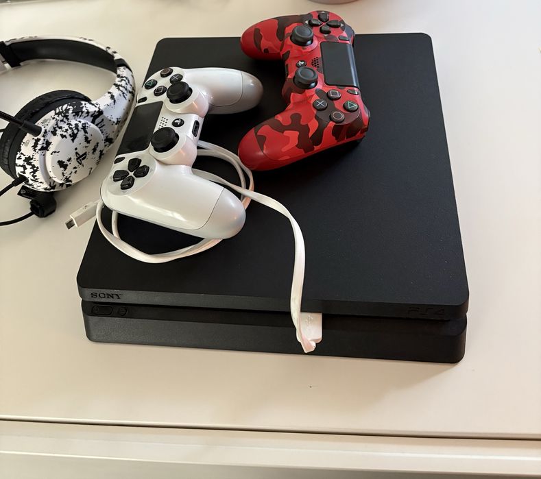 Playstation 4, dois comandos e fones