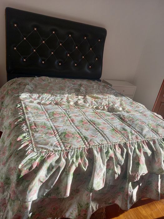 Edredão cama de casal em tons de verde e rosa