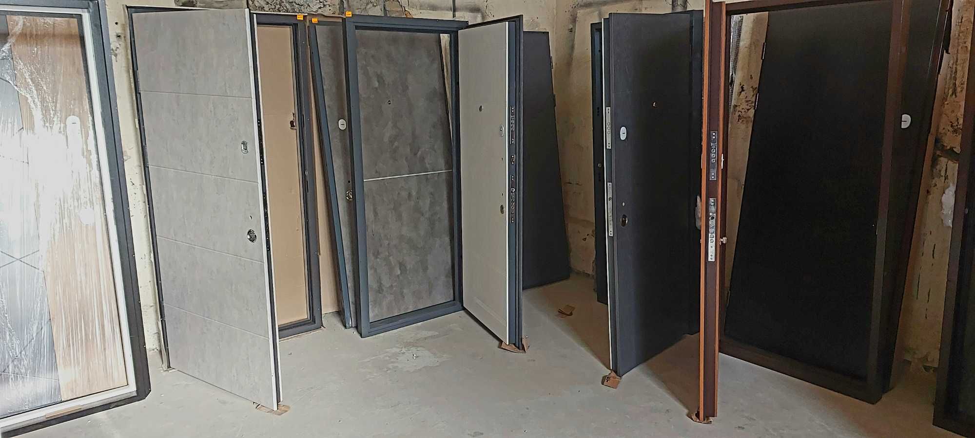 Вхідні металеві двері полуторні технічні з склом ковкою полуторні