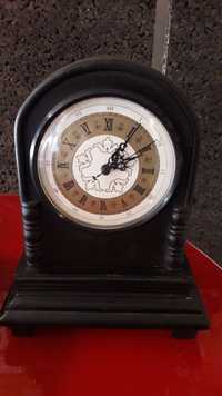Relógio de madeira antigo ( vintage) com algum desgaste .