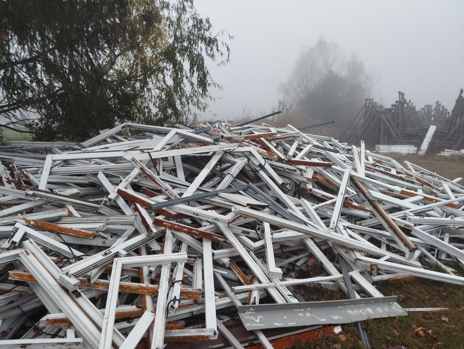 Plastik pocięte ramy okienne