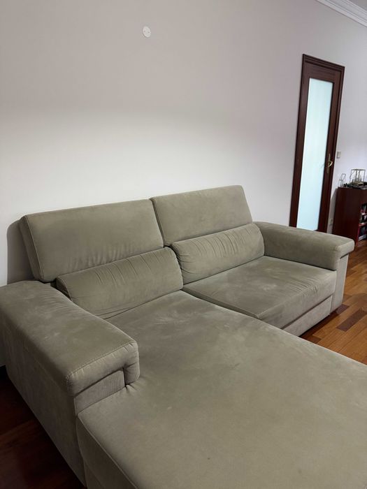 Dois Sofás - um com 3 lugares com chaise longue + um de dois lugares