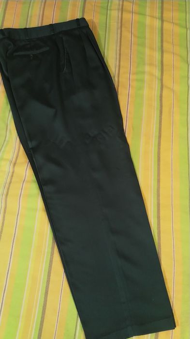 Calças clássicas cor azul.