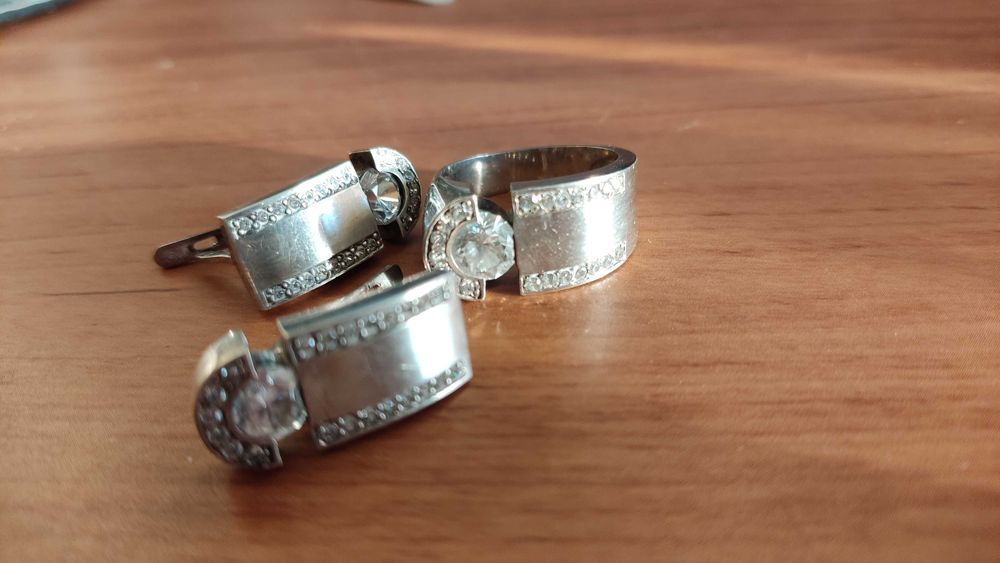 Серебряный гарнитур: перстень и серьги.