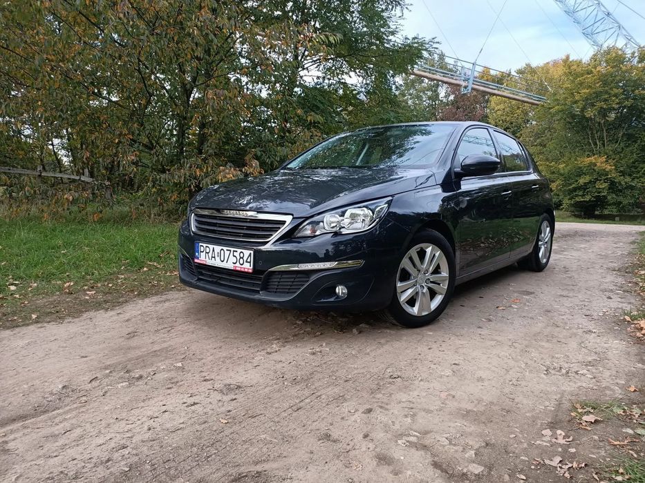 Peugeot 308 Kompaktowy samochód do poruszania się po mieście i w długich trasach