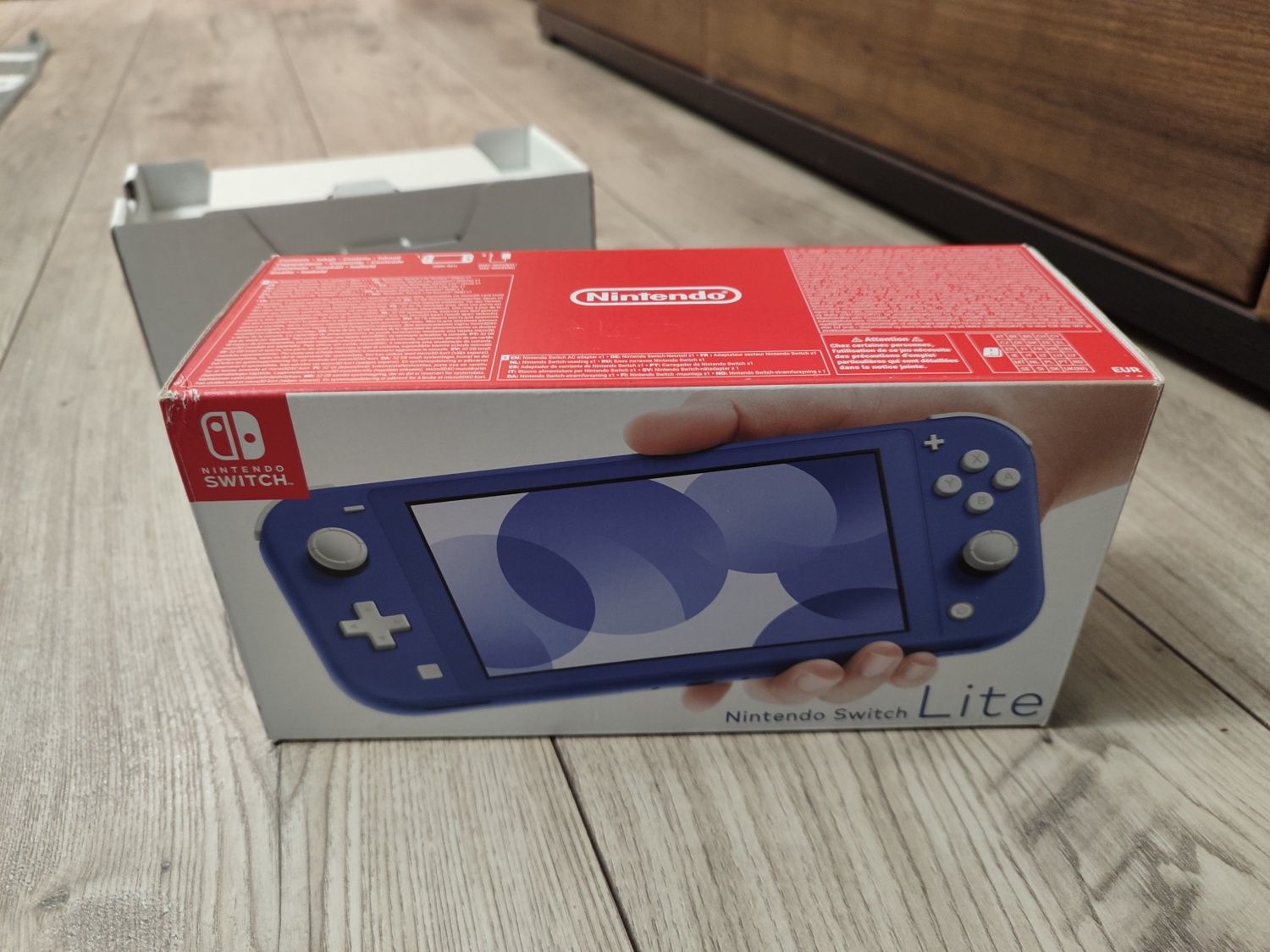 Pudełko i instrukcja do Nintendo Switch Lite