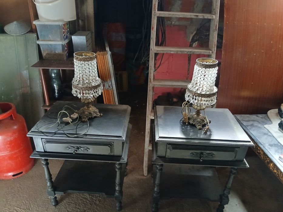 Duas mesinha de cabeceira